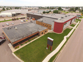 1600-1700 W Russell St, Sioux Falls, SD for rent Building Photo- Image 1 of 11