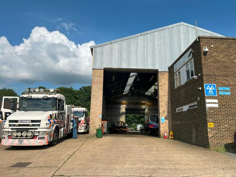 7 Greenhill Cres, Watford to rent - Building Photo - Image 3 of 11