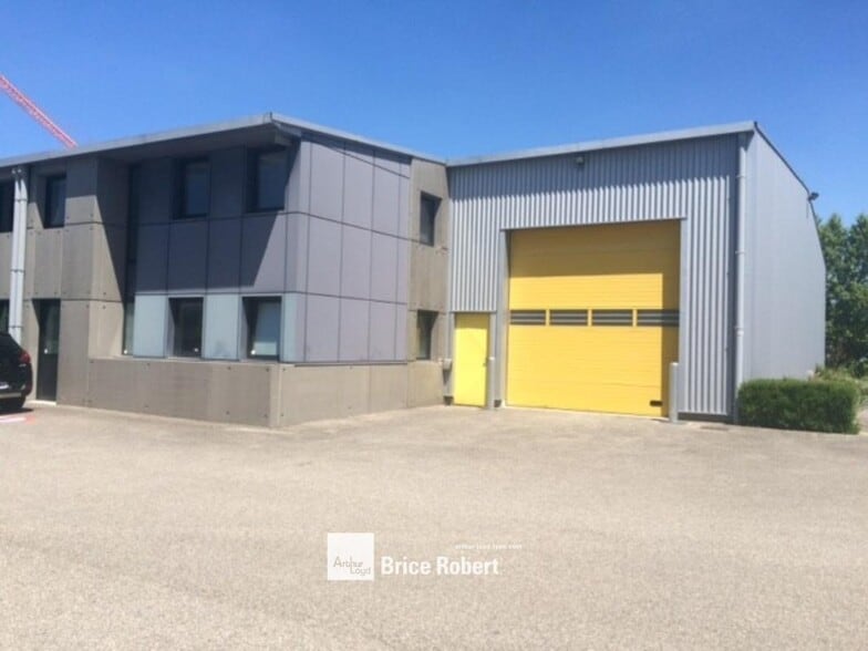 Light Industrial in Vaulx En Velin to rent - Building Photo - Image 2 of 4