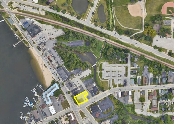 101 W Wisconsin Ave, Pewaukee, WI for sale - Primary Photo - Image 1 of 1