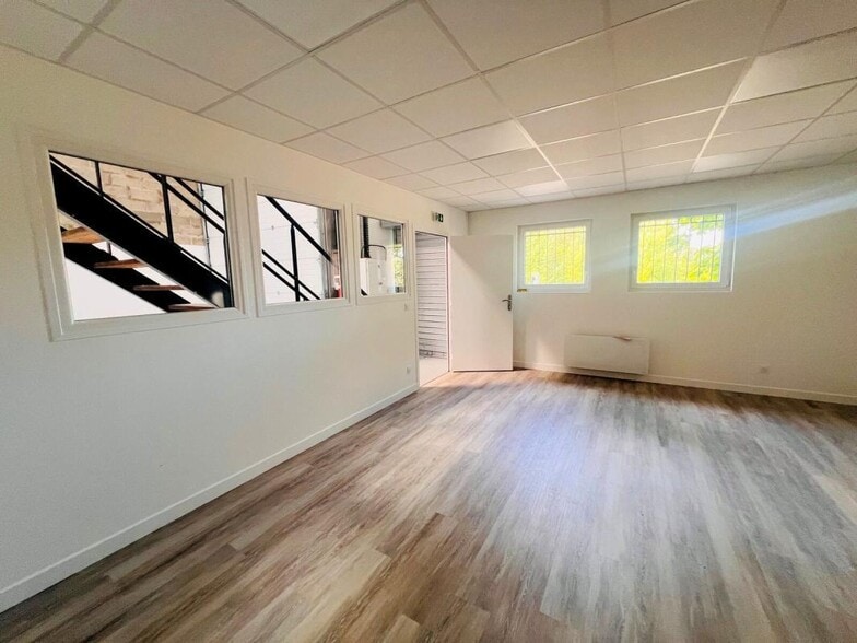 Light Industrial in Plaisir for sale - Interior Photo - Image 3 of 13
