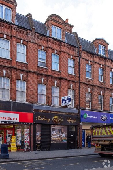107 Putney High St, London to rent - Building Photo - Image 2 of 4