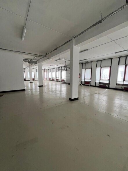 69 Rue De La Belle Etoile, Roissy-en-France to rent - Interior Photo - Image 2 of 16