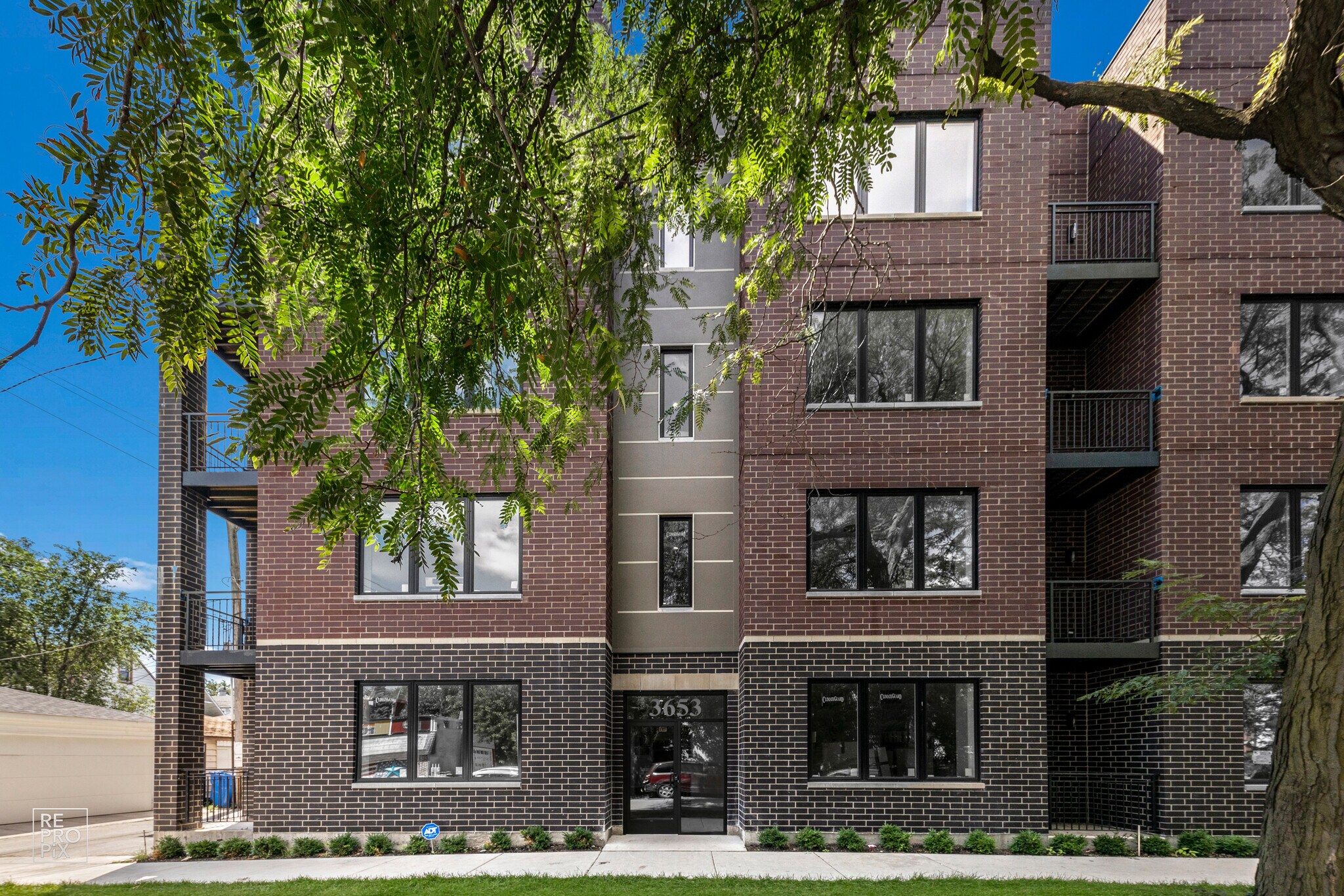 3653 W Barry Ave, Chicago, IL for sale Primary Photo- Image 1 of 1