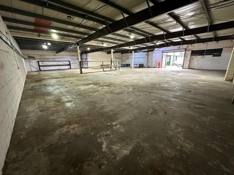 Lord Byron Sq, Salford to rent - Building Photo - Image 2 of 7