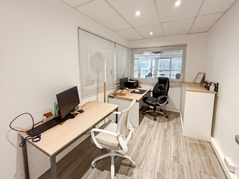 Boulevard Vital Bouhot, Neuilly-sur-Seine to rent - Interior Photo - Image 3 of 5