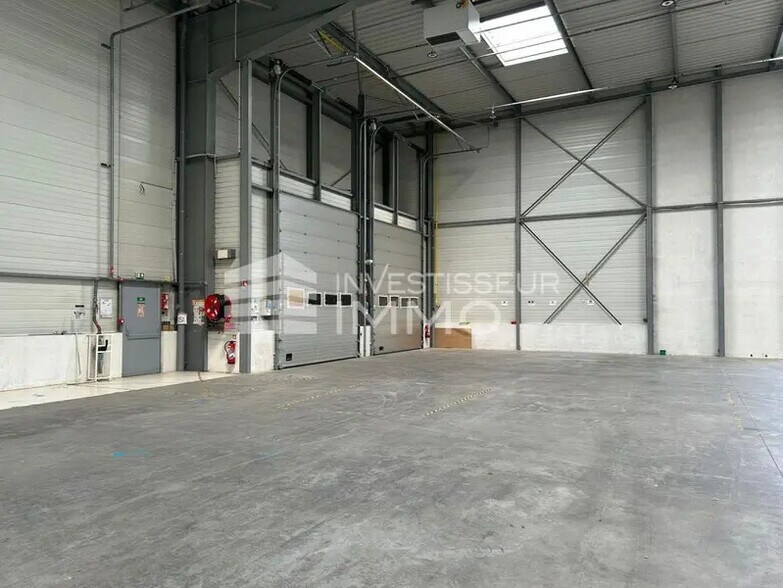 Light Industrial in Le Mesnil-Amelot to rent - Interior Photo - Image 2 of 10