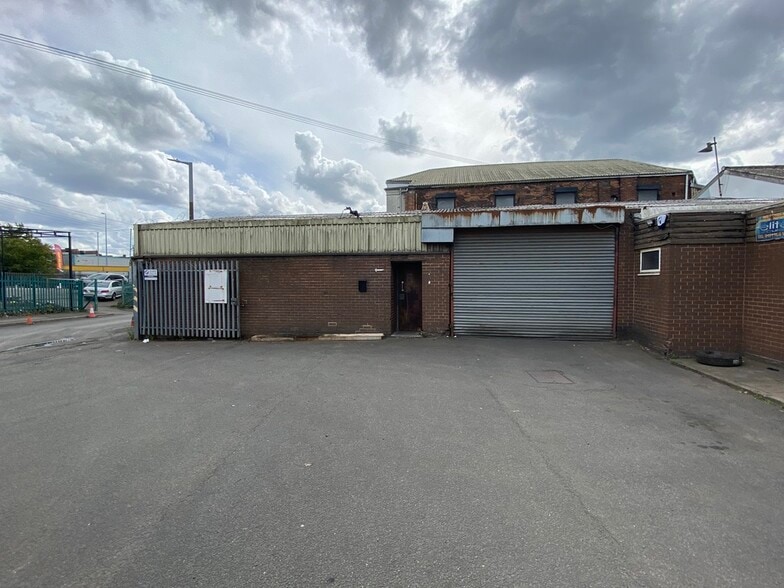 37 Grice St, West Bromwich to rent - Primary Photo - Image 1 of 2