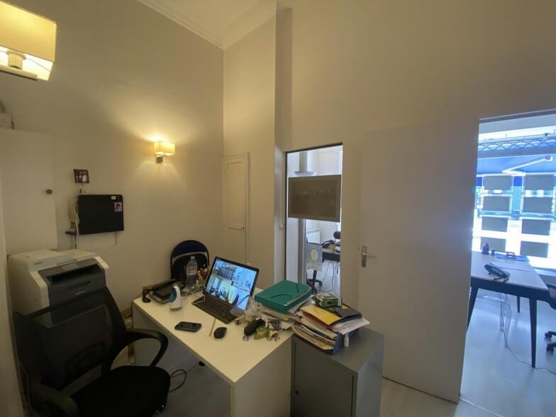 Retail in Paris to rent - Interior Photo - Image 3 of 6