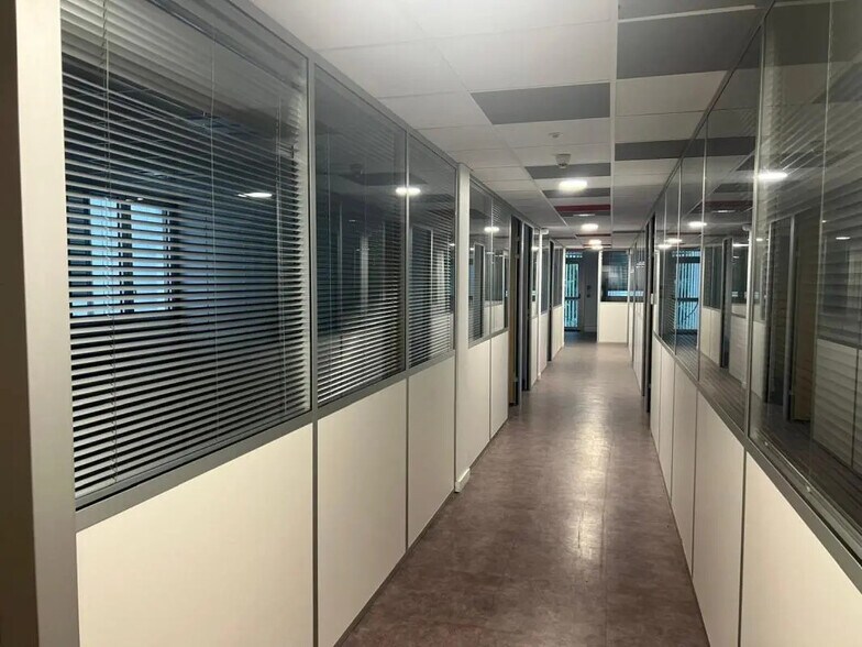 Office in Chassieu to rent - Interior Photo - Image 2 of 2