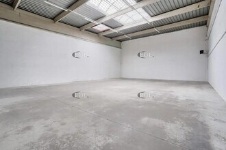 Light Industrial in SAINT-OUEN-L'AUMONE to rent Interior Photo- Image 2 of 5