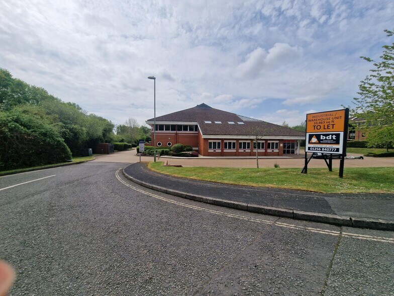 Crockford Ln, Chineham to rent - Building Photo - Image 2 of 4