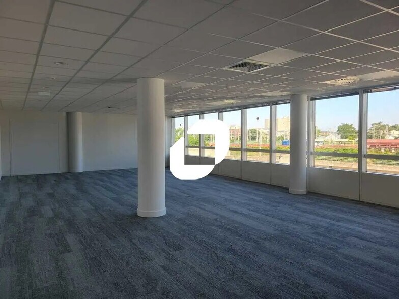 Office in Massy to rent - Interior Photo - Image 3 of 7