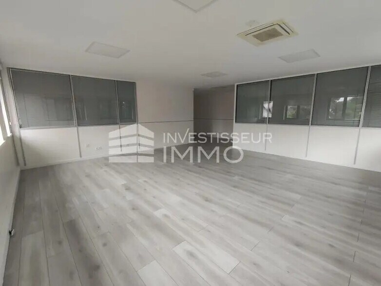 Office in Noisy-le-Grand to rent - Interior Photo - Image 2 of 5
