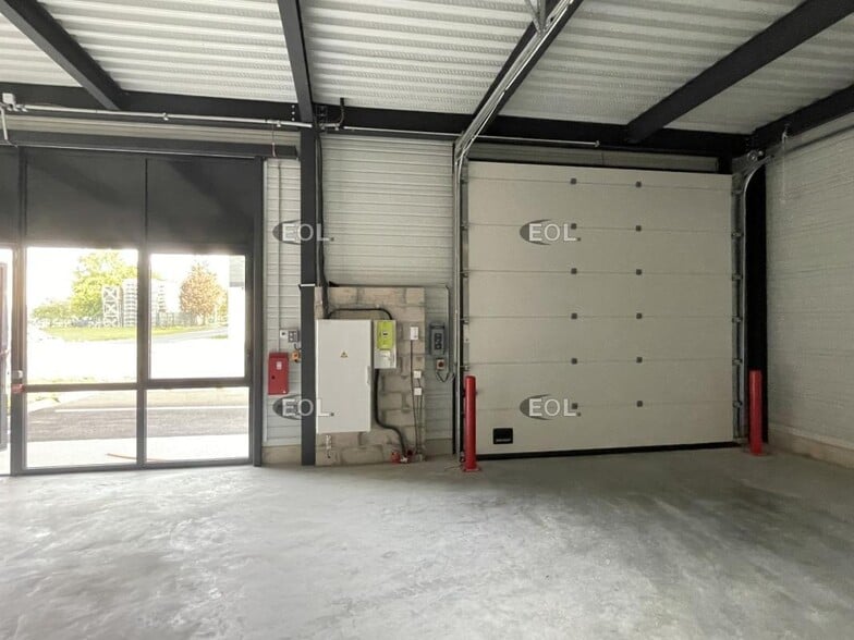 Light Industrial in Éragny to rent - Interior Photo - Image 3 of 8