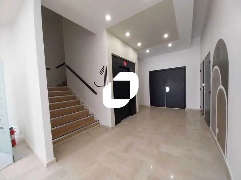 12 Rue Du Fort De Saint-Cyr, Montigny-le-Bretonneux to rent - Lobby - Image 2 of 7