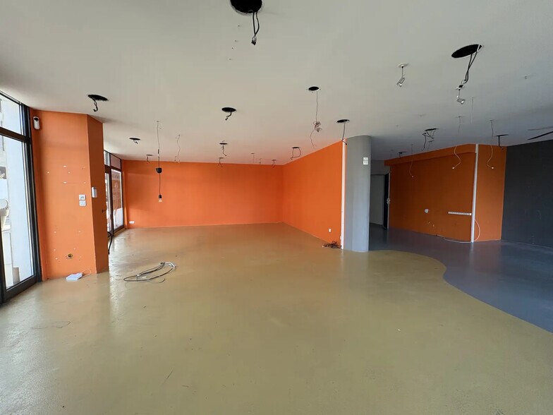 Retail in Pessac to rent - Interior Photo - Image 3 of 7