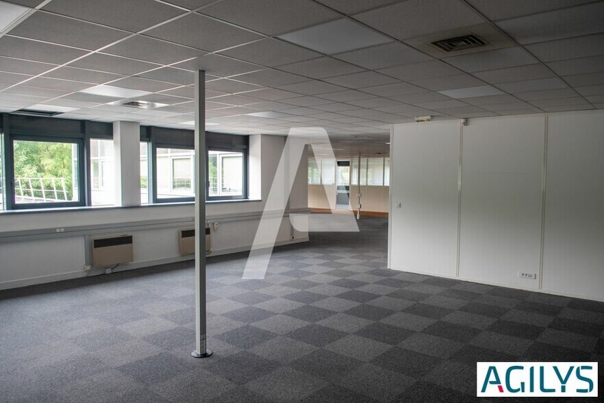 2 Rue Du Parc, Villebon-sur-Yvette to rent - Interior Photo - Image 2 of 10