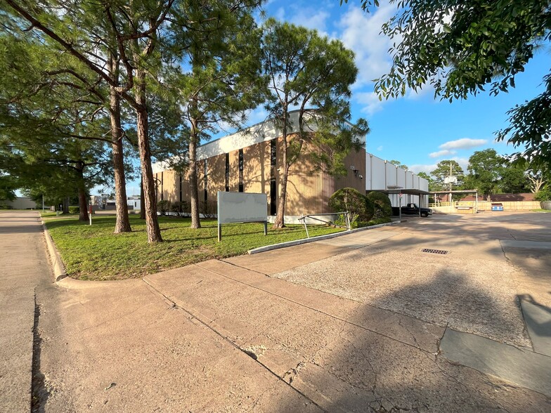 1720 Townhurst Dr, Houston, TX for rent - Building Photo - Image 2 of 13