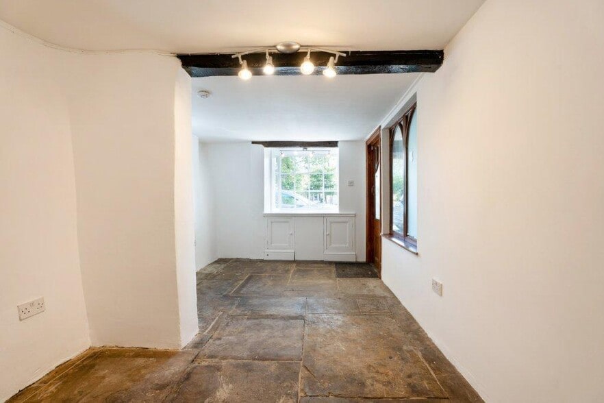 High St, Moreton In Marsh to rent - Building Photo - Image 2 of 7