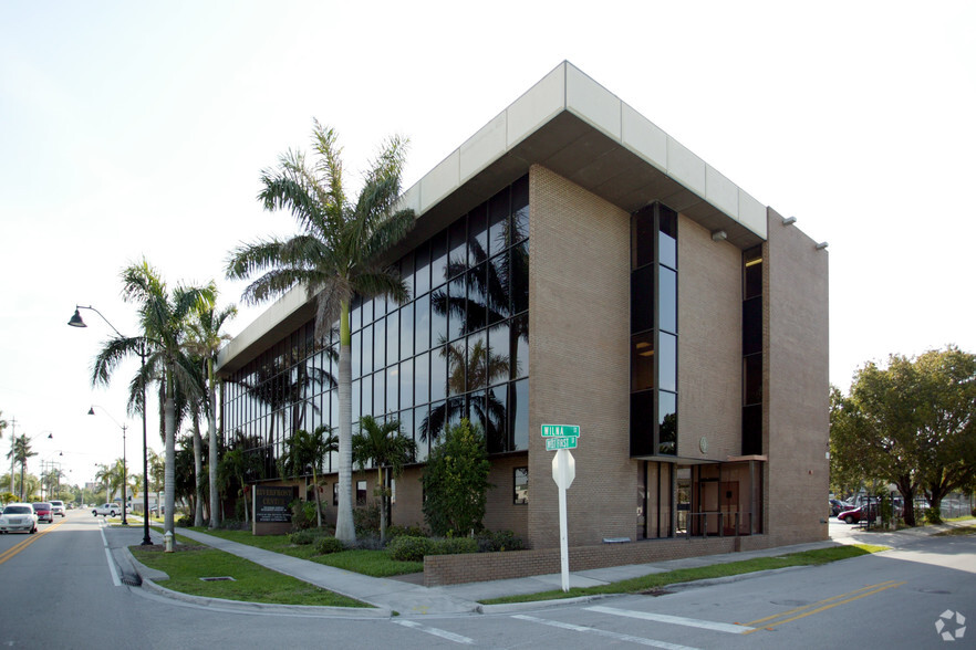 2075 W 1st St, Fort Myers, FL for sale - Primary Photo - Image 1 of 1