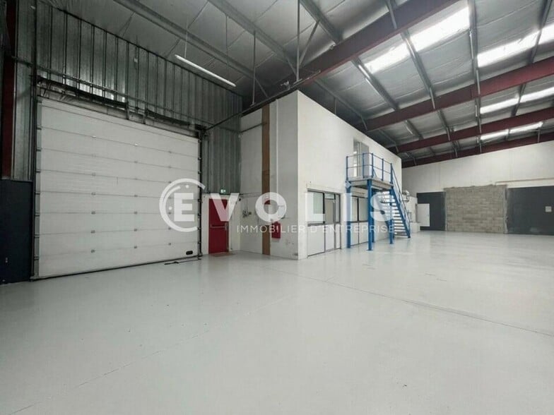 33 Avenue Des Frères Montgolfier, Chassieu to rent - Building Photo - Image 3 of 10