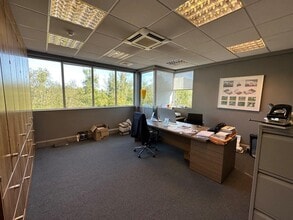 Portsmouth Rd, Esher to rent Interior Photo- Image 1 of 5