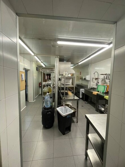 Retail in Barcelona, Barcelona to rent - Interior Photo - Image 2 of 3