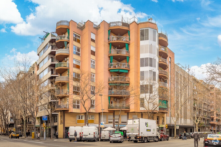 Retail in Barcelona, Barcelona to rent - Primary Photo - Image 1 of 2