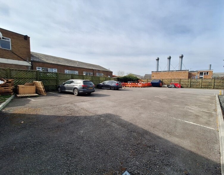 21 Bamfurlong Ln, Staverton to rent - Building Photo - Image 3 of 5