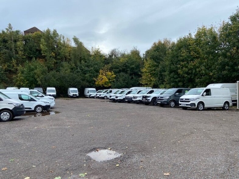 Rear Compound, Glebeland Centre, Vincent Lane, Dorking to rent - Building Photo - Image 2 of 3