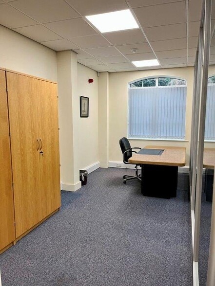 58 Hamm Moor Ln, Addlestone to rent - Interior Photo - Image 2 of 5