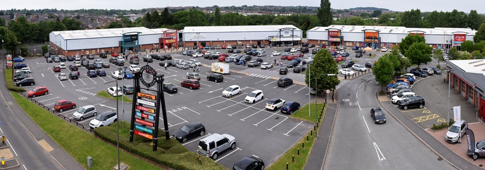 Waterside Retail Park portfolio of 3 properties for sale on LoopNet.co.uk - Primary Photo - Image 1 of 3