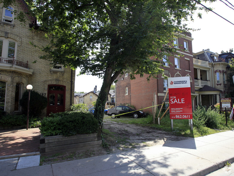 185 Gerrard St E, Toronto, ON for sale - Primary Photo - Image 1 of 4