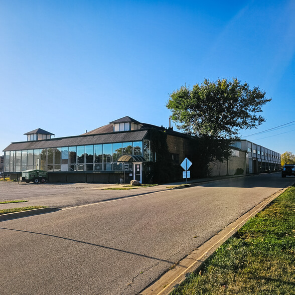 350 Center St, Grayslake, IL for sale - Primary Photo - Image 1 of 43