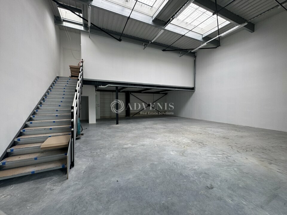 Light Industrial in Stains to rent Interior Photo- Image 1 of 8