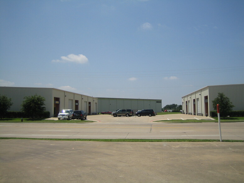 310 Industrial Blvd, McKinney, TX for rent - Building Photo - Image 2 of 3