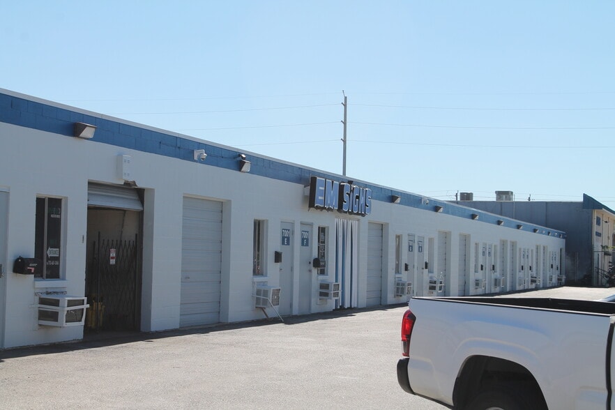 7001 Mullins Dr, Houston, TX to rent - Building Photo - Image 2 of 2