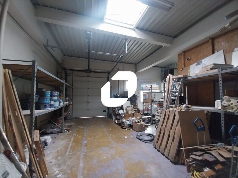 Light Industrial in Trappes to rent Interior Photo- Image 1 of 9