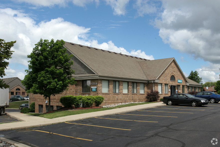 2035 W Lake Lansing Rd, East Lansing, MI for rent - Building Photo - Image 2 of 7