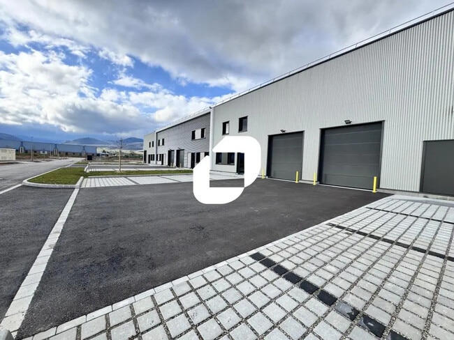 Vente Local d'activités 99 m² à 2 977 m²