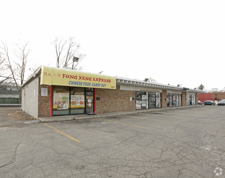 8505-8531 W 9 Mile Rd, Oak Park, MI for rent - Primary Photo - Image 1 of 2