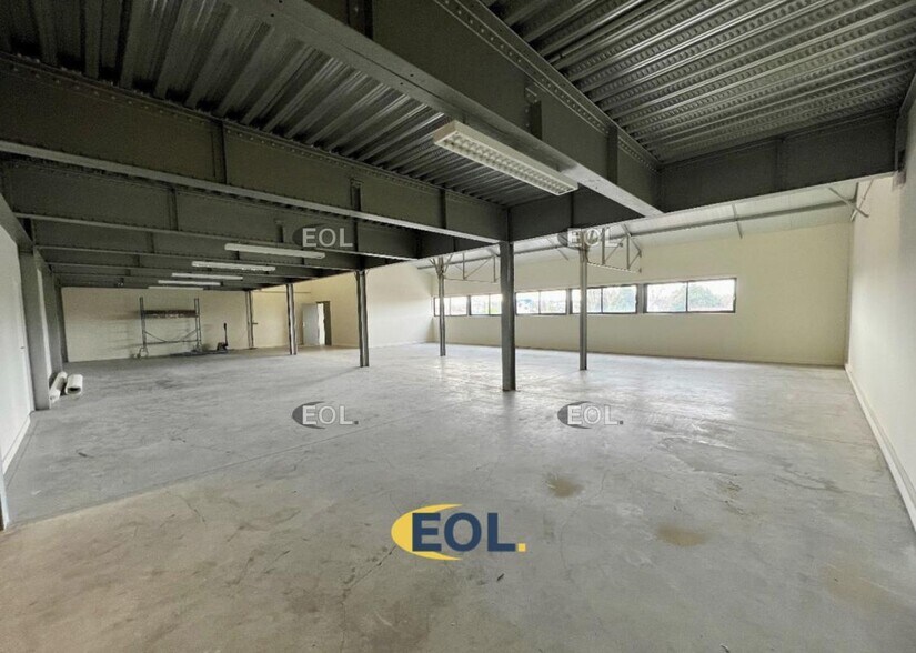 Light Industrial in Bondy to rent - Interior Photo - Image 2 of 6