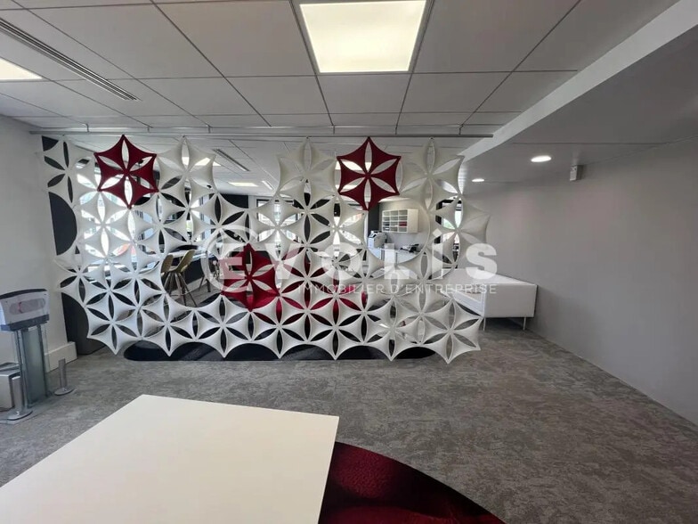 1 Place Des Marseillais, Charenton-le-Pont to rent - Building Photo - Image 3 of 27