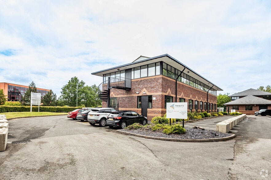 2 Crab Ln, Warrington to rent - Building Photo - Image 2 of 2