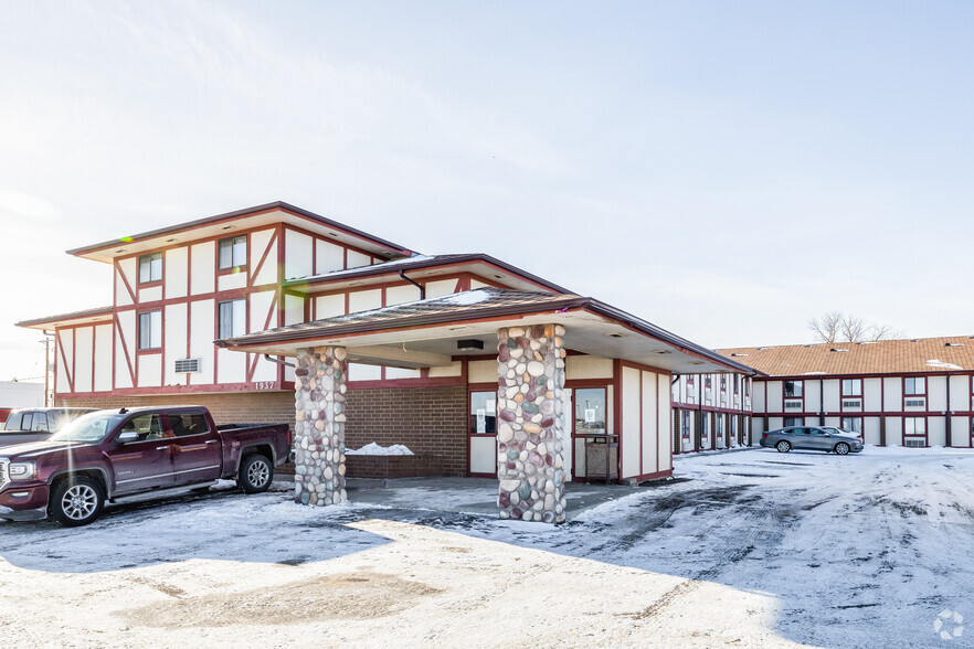 1937 N Broadway, Minot, ND for sale - Primary Photo - Image 1 of 1