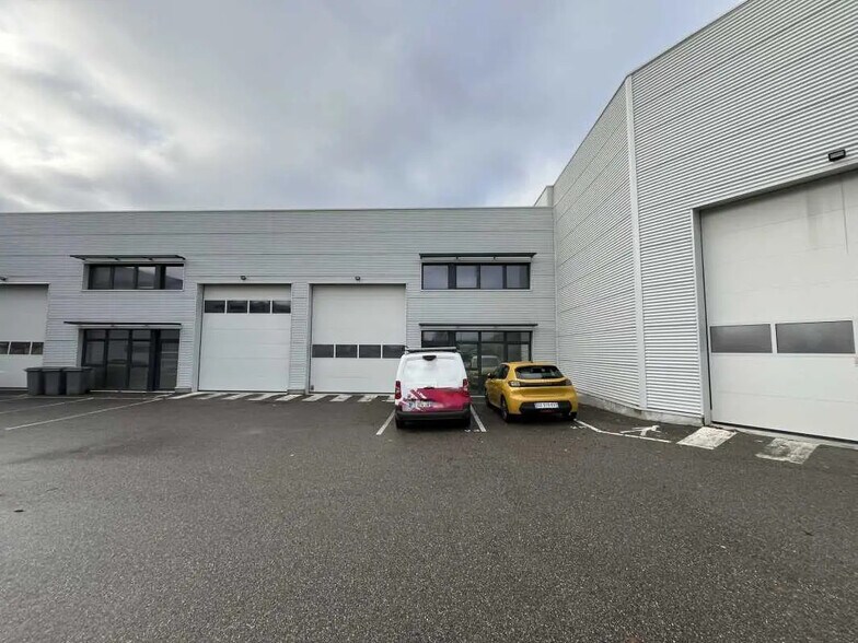 44 Rue De L'Avenir, Genas to rent - Building Photo - Image 3 of 14