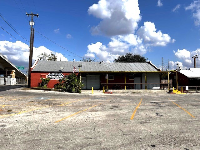 1304 S Laredo St, San Antonio, TX for rent - Building Photo - Image 1 of 14