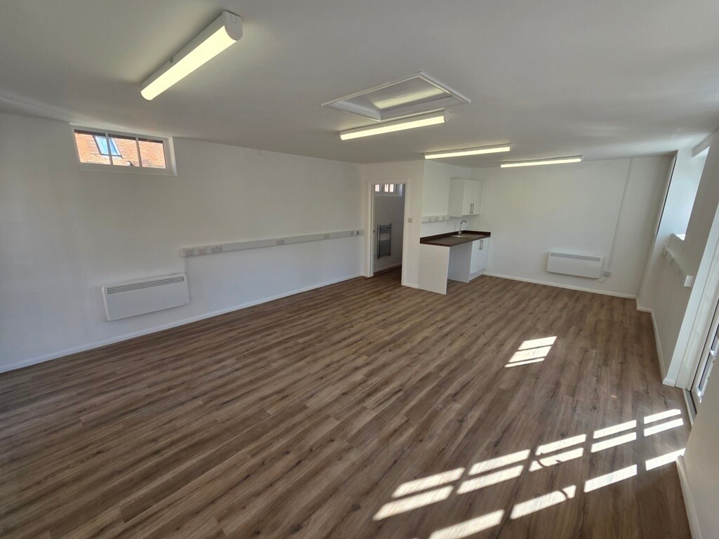 Frilsham Home Farm Estate, Yattendon to rent Interior Photo- Image 1 of 4