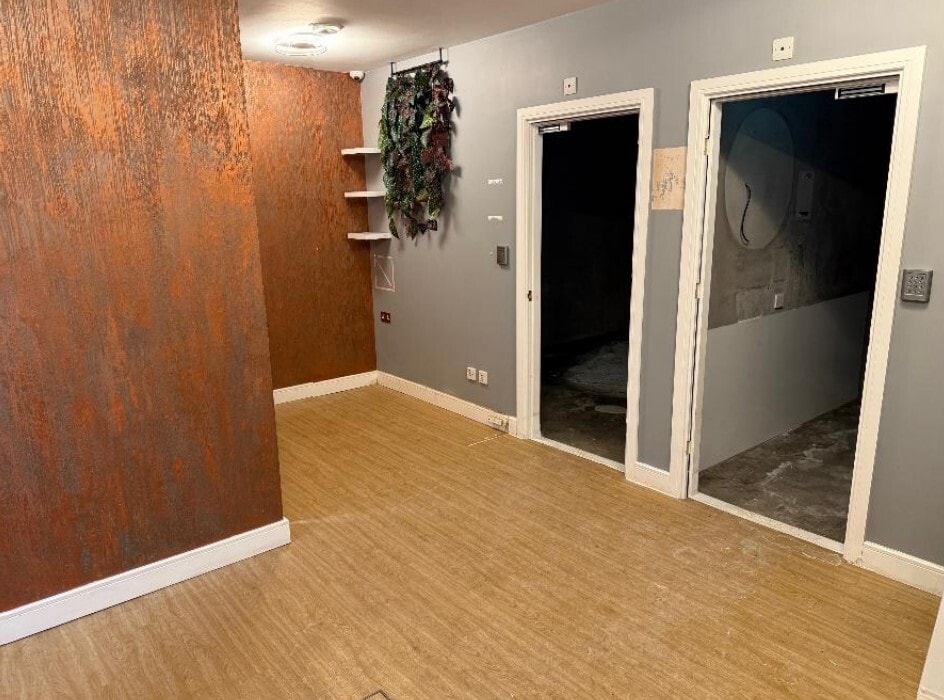 12A The Highway, Beaconsfield to rent Interior Photo- Image 1 of 2